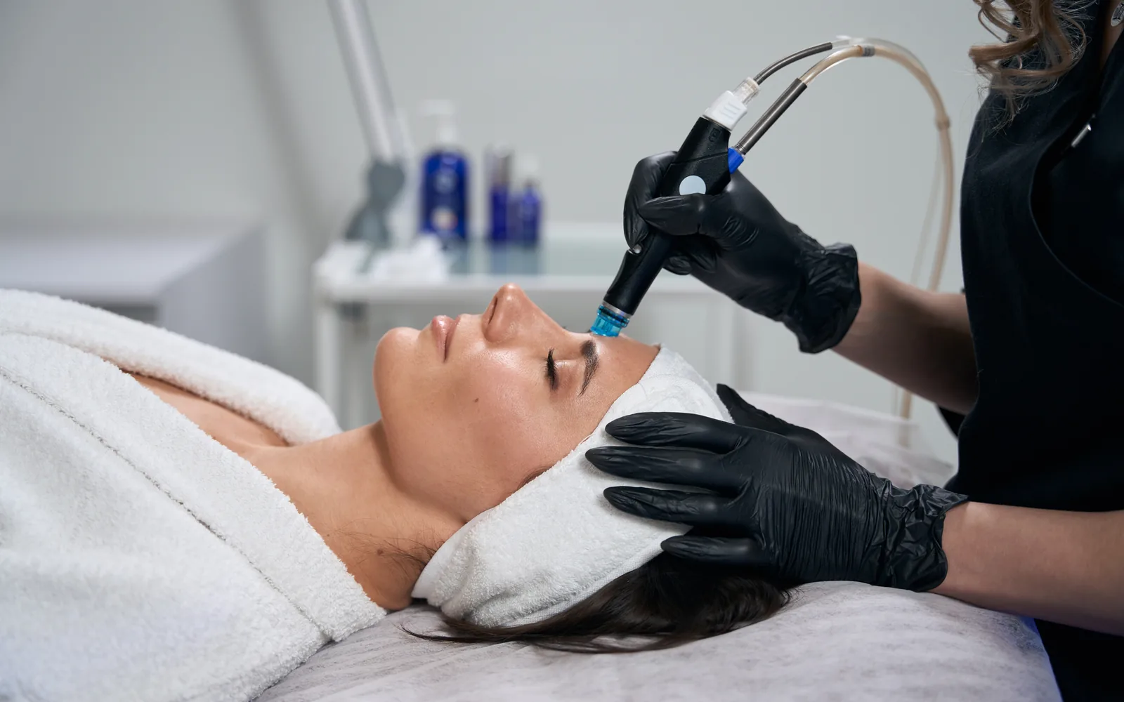 Apparative Microdermabrasion Behandlung im Kosmetikstudio in Mölln