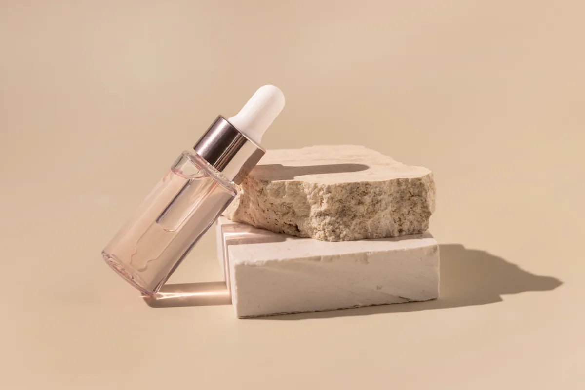 Hochwertiges Skincare-Serum als dekoratives Beauty-Motiv